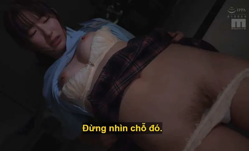 Ông chủ mưu tính quan hệ với cô nhân viên kiêu kỳ lười nhác, suốt ngày bận rộn chat chit cùng người yêu.